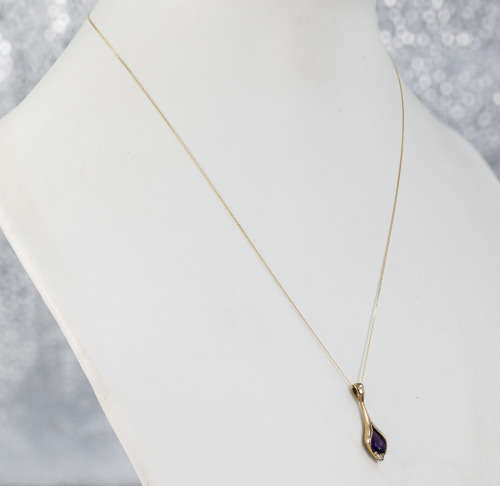 SOPHISTICATED VINTAGE AMETHYST & DIAMOND 9CT YELLOW GOLD PENDANT ON 40CM (400MM) CHAIN. 375