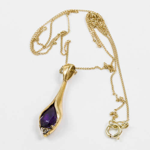 SOPHISTICATED VINTAGE AMETHYST & DIAMOND 9CT YELLOW GOLD PENDANT ON 40CM (400MM) CHAIN. 375