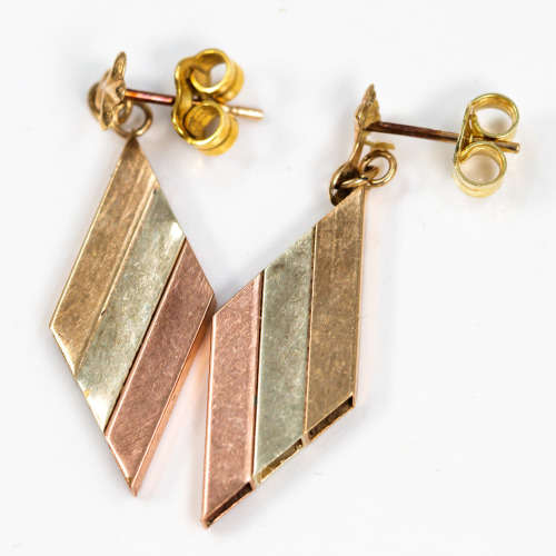 INTERESTING 9CT WHITE, YELLOW AND ROSE GOLD DROP & DANGLE EARRINGS. 375