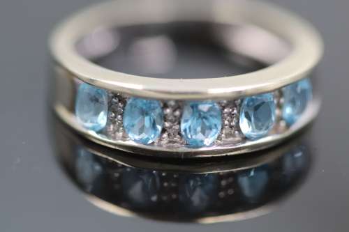 DIAMOND & SKY BLUE TOPAZ 9CT WHITE GOLD RING. 375. GLORIOUS COLOUR!