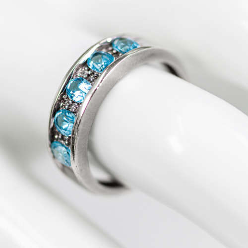 DIAMOND & SKY BLUE TOPAZ 9CT WHITE GOLD RING. 375. GLORIOUS COLOUR!