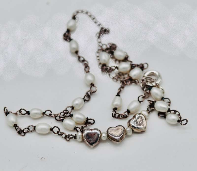 DAINTY VINTAGE STERLING SILVER HEART DESIGN PEARL PENDANT NECKLACE. 925