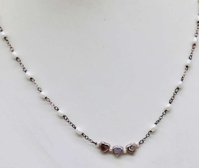 DAINTY VINTAGE STERLING SILVER HEART DESIGN PEARL PENDANT NECKLACE. 925