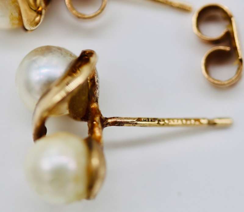 9ct YELLOW GOLD VINTAGE ENGLISH DOUBLE PEARL UNUSUAL TWIST DESIGN STUD EARRINGS LONDON HALLMARKED