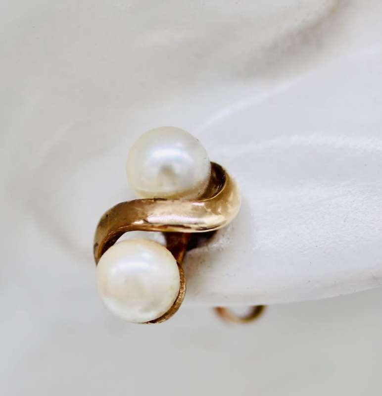 9ct YELLOW GOLD VINTAGE ENGLISH DOUBLE PEARL UNUSUAL TWIST DESIGN STUD EARRINGS LONDON HALLMARKED