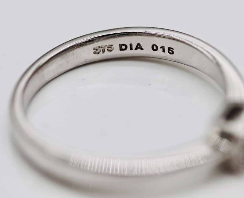 VINTAGE DIAMOND 9CT WHITE GOLD RING. MODERN DESIGN, 0.15CT TOTAL. WELL-HALLMARKED