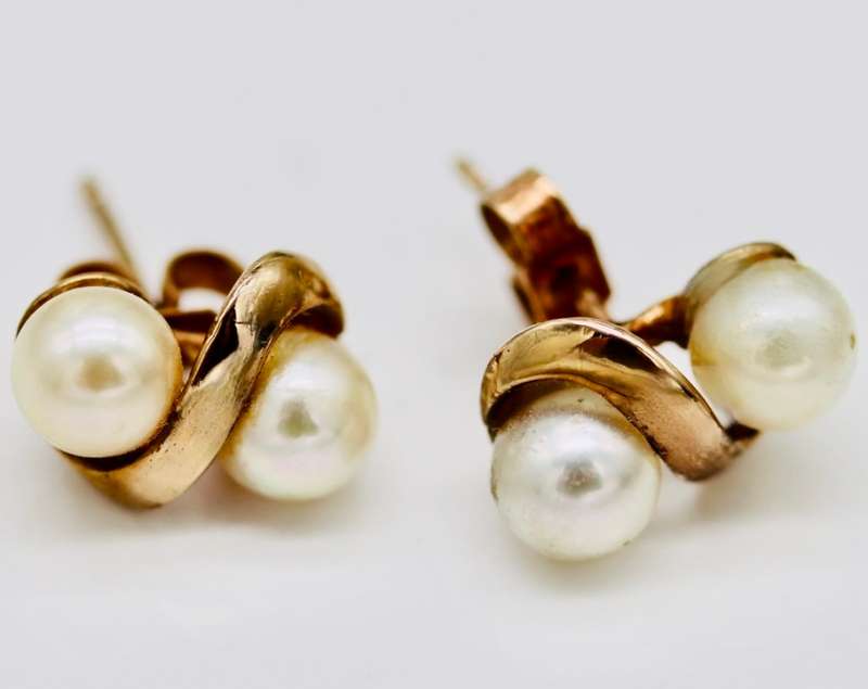 9ct YELLOW GOLD VINTAGE ENGLISH DOUBLE PEARL UNUSUAL TWIST DESIGN STUD EARRINGS LONDON HALLMARKED