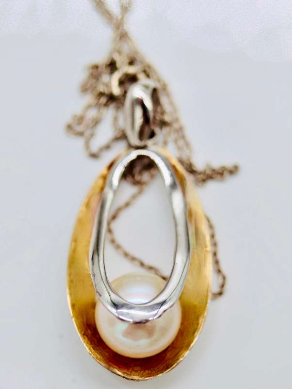 NATURAL PEARL 2-TONE STERLING SILVER PENDANT NECKLACE ON 52cm LONG STERLING SILVER CHAIN