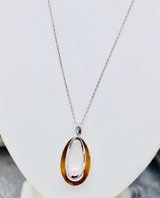 NATURAL PEARL 2-TONE STERLING SILVER PENDANT NECKLACE ON 52cm LONG STERLING SILVER CHAIN