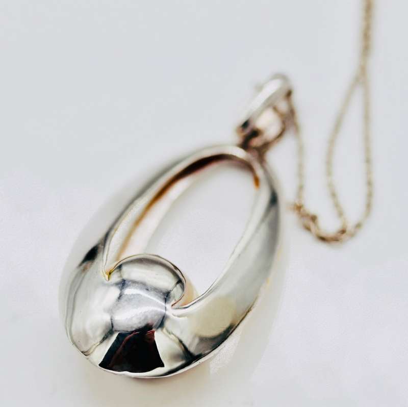 NATURAL PEARL 2-TONE STERLING SILVER PENDANT NECKLACE ON 52cm LONG STERLING SILVER CHAIN