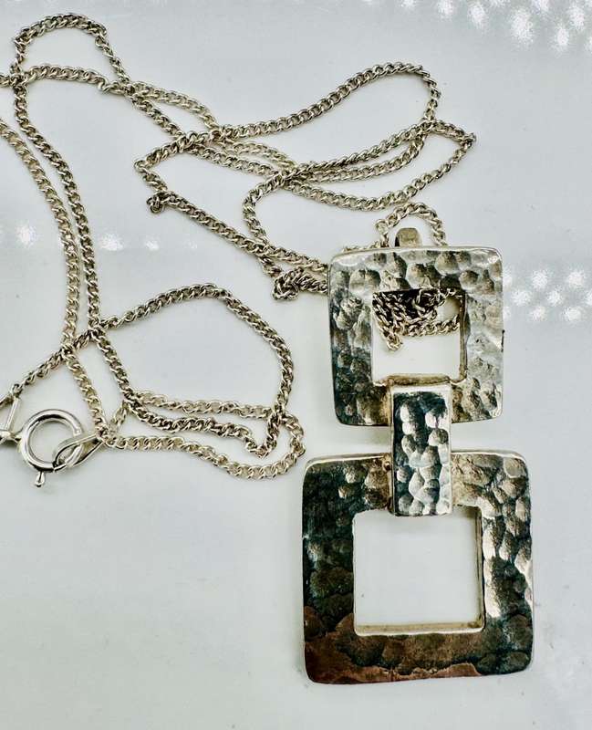 HANDCRAFTED VINTAGE STERLING SILVER PENDANT NECKLACE, CONTEMPORARY DESIGN. 925