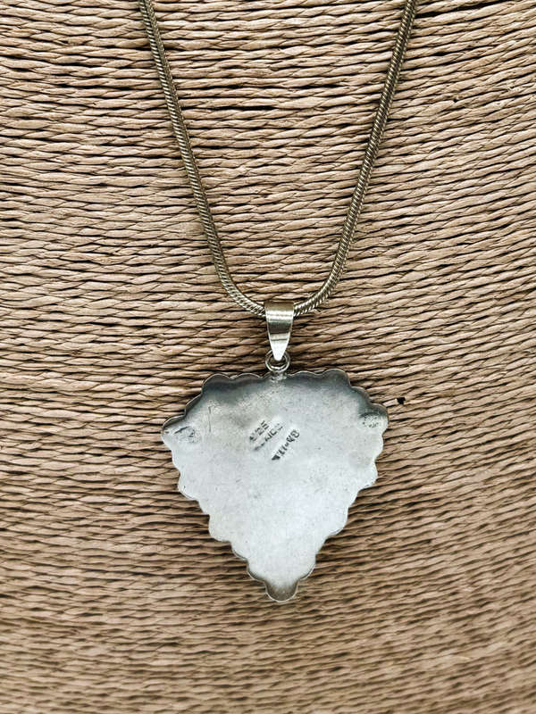 VINTAGE STERLING SILVER HEART-SHAPE PENDANT WITH TACTILE DESIGN ON 64 cm CHAIN