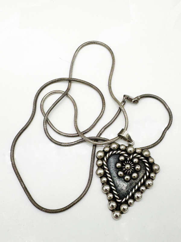 VINTAGE STERLING SILVER HEART-SHAPE PENDANT WITH TACTILE DESIGN ON 64 cm CHAIN