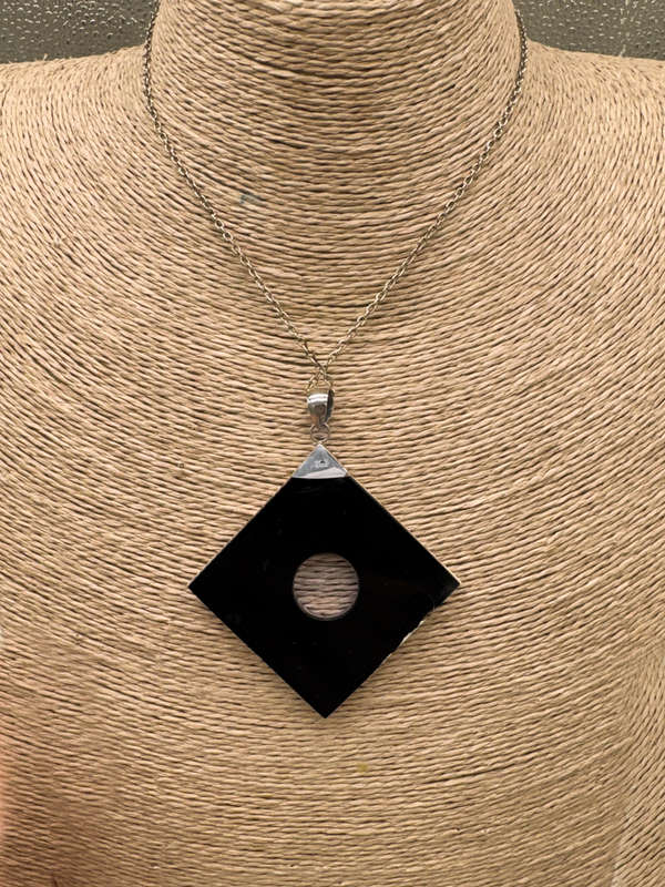 NATURAL SHELL STERLING SILVER PENDANT ON STERLING SILVER CHAIN