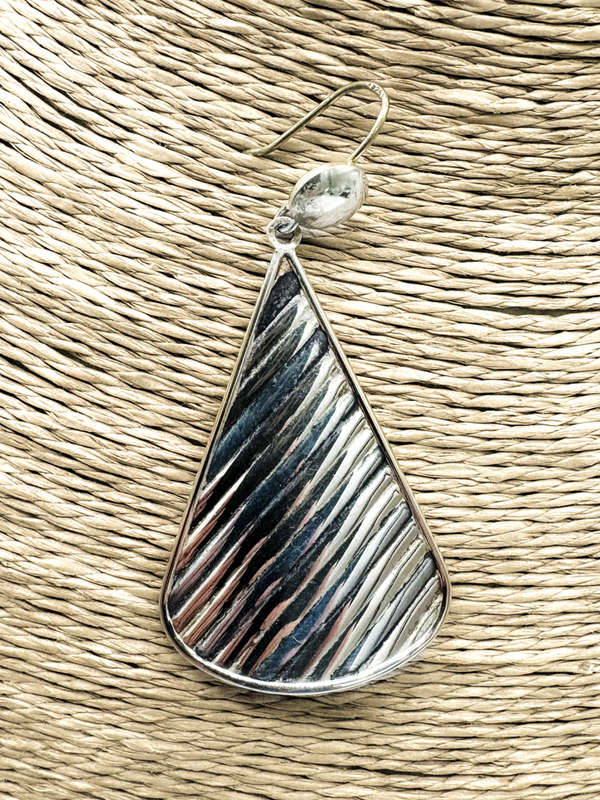 VINTAGE STERLING SILVER DROP N DANGLE EARRINGS WITH TACTILE RIDGED DESIGN