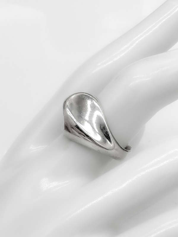 VINTAGE STERLING SILVER CONTOURED RING. HALLMARKED