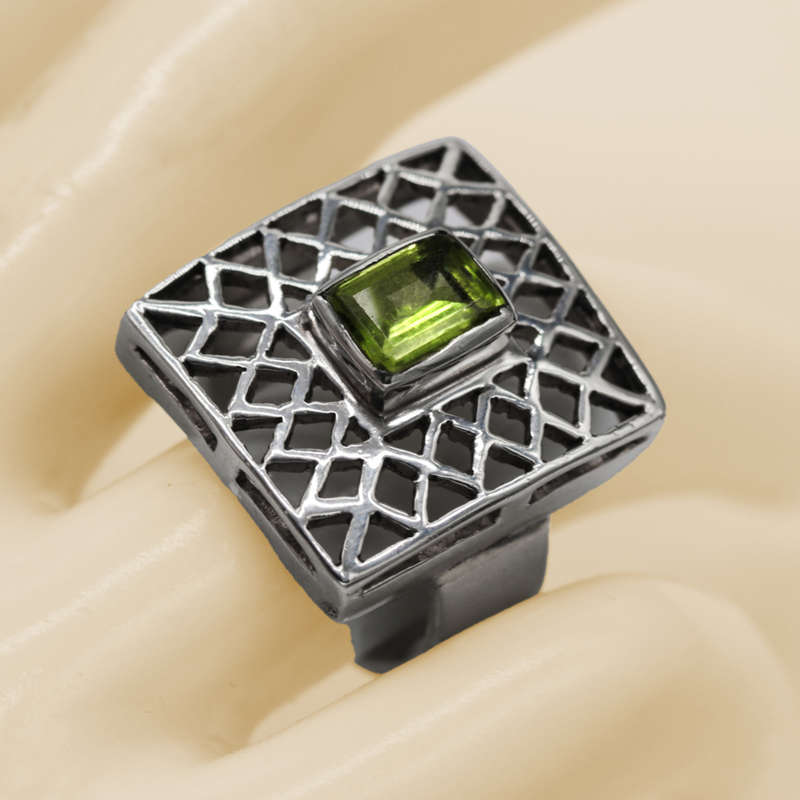 BEAUTIFUL LARGE SOLID STERLING SILVER RING WITH NATURAL PERIDOT & OPENWORK DESIGN