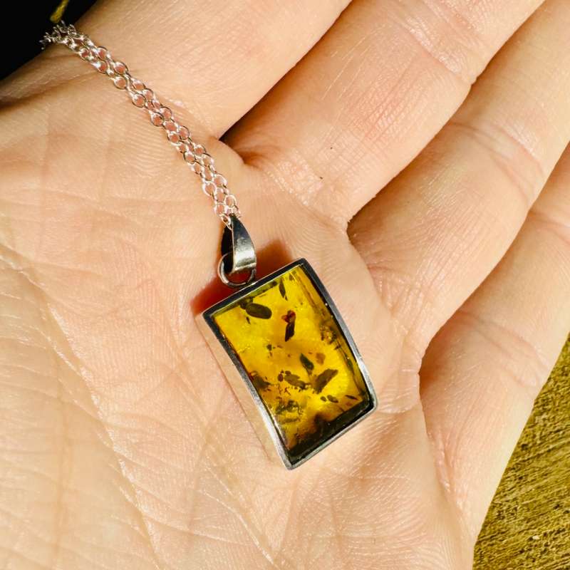 NATURAL HONEY HUE AMBER SOLID STERLING SILVER PENDANT NECKLACE