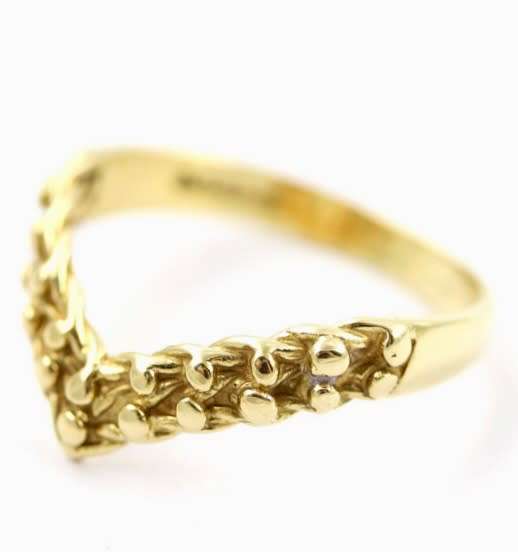 9CT YELLOW GOLD CHEVRON `KEEPER` RING. TACTILE DESIGN, VINTAGE ENGLISH HALLMARKED