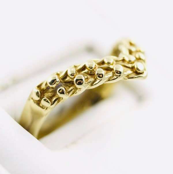 9CT YELLOW GOLD CHEVRON `KEEPER` RING. TACTILE DESIGN, VINTAGE ENGLISH HALLMARKED