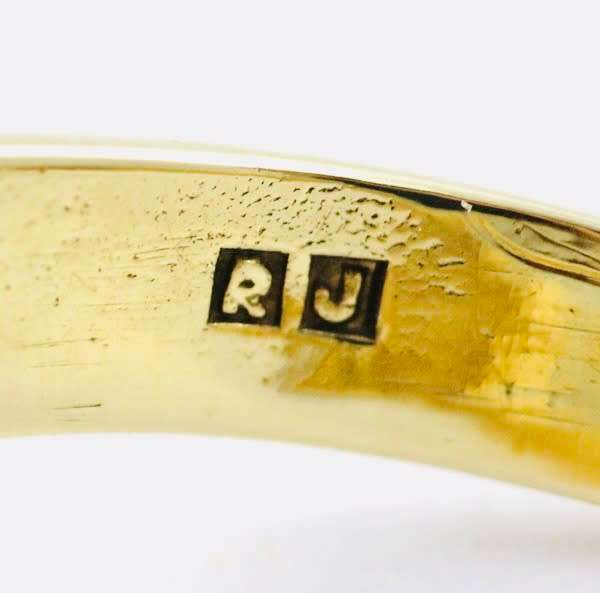 9CT YELLOW GOLD CHEVRON `KEEPER` RING. TACTILE DESIGN, VINTAGE ENGLISH HALLMARKED