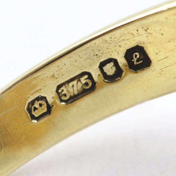 9CT YELLOW GOLD CHEVRON `KEEPER` RING. TACTILE DESIGN, VINTAGE ENGLISH HALLMARKED