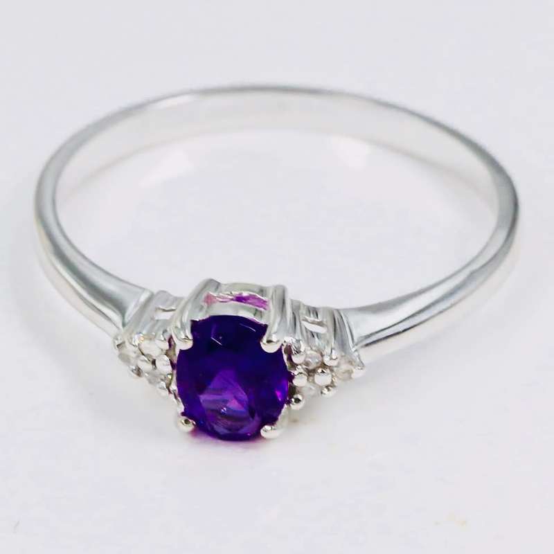 BEAUTIFUL DEEP ROYAL PURPLE AMETHYST AND DIAMOND 9CT WHITE GOLD DAINTY RING. 375
