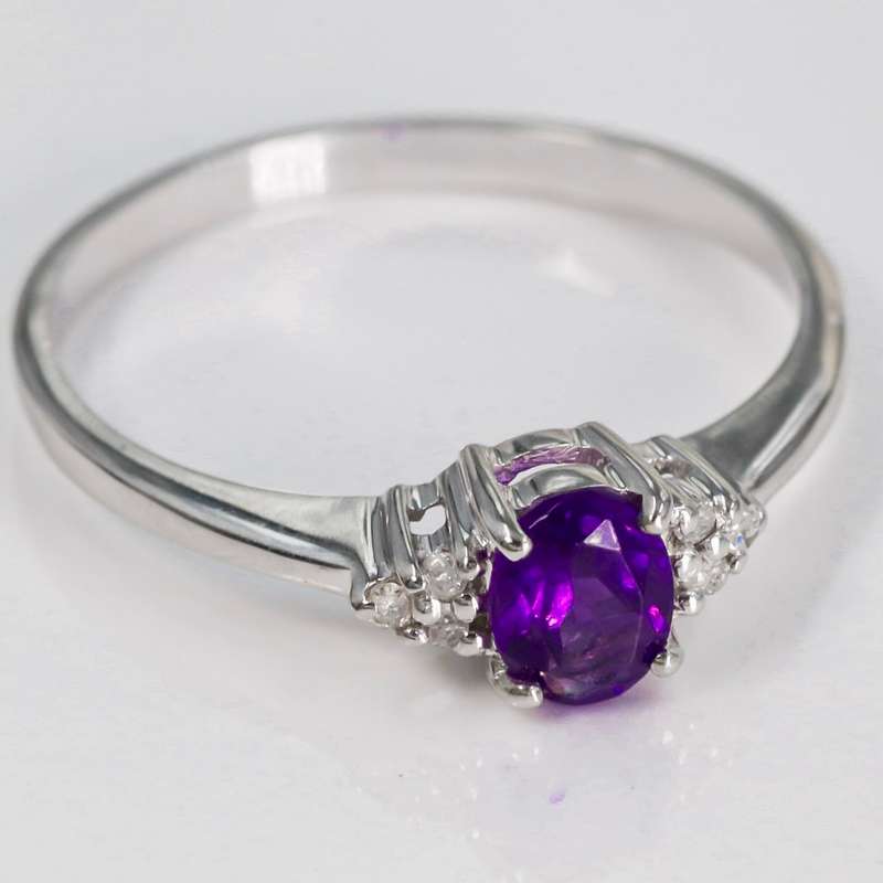 BEAUTIFUL DEEP ROYAL PURPLE AMETHYST AND DIAMOND 9CT WHITE GOLD DAINTY RING. 375