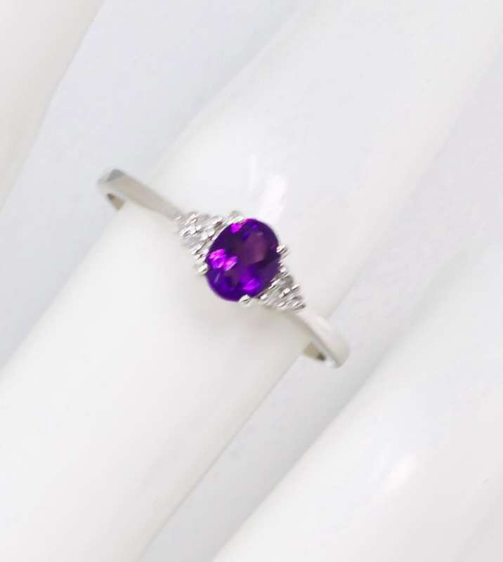 BEAUTIFUL DEEP ROYAL PURPLE AMETHYST AND DIAMOND 9CT WHITE GOLD DAINTY RING. 375