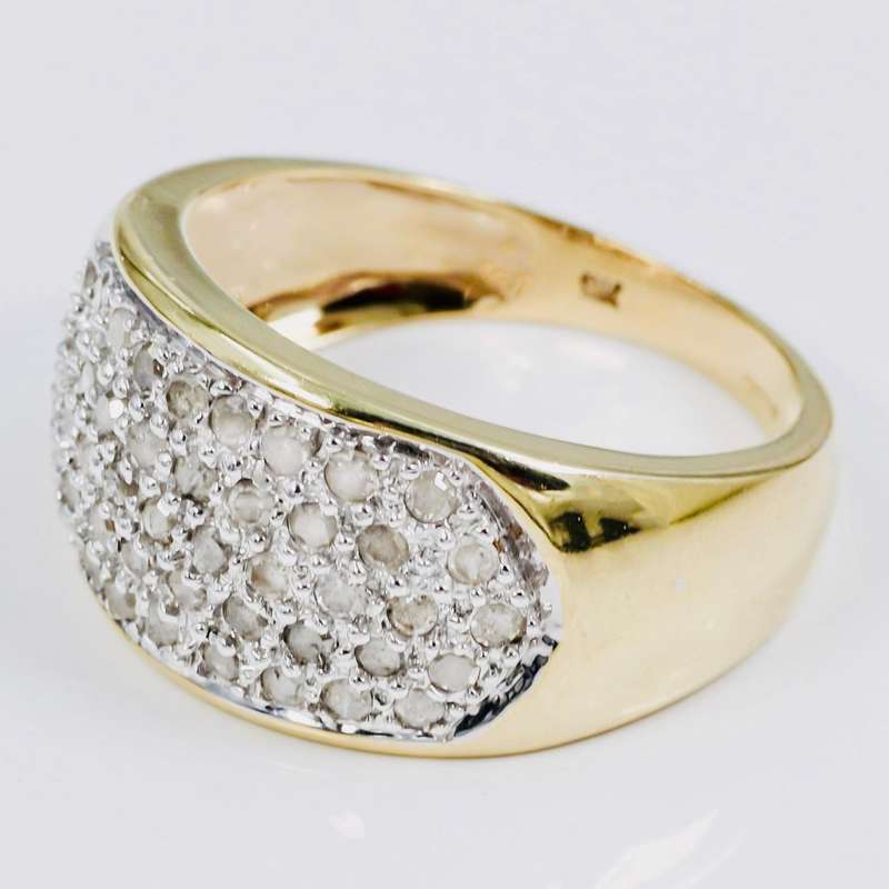 BROADBAND 0,50ct DIAMOND PAVÉ 9CT YELLOW GOLD RING SCOTTISH HALLMARKS. 5,9 grams