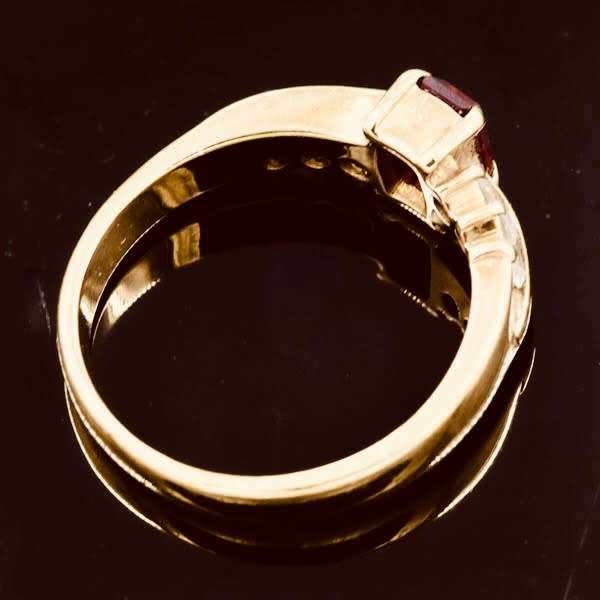 SOLID 9CT YELLOW GOLD GARNET AND CUBIC ZIRCONIA RING WITH R8`500 JEWELLER EVALUATION CERT
