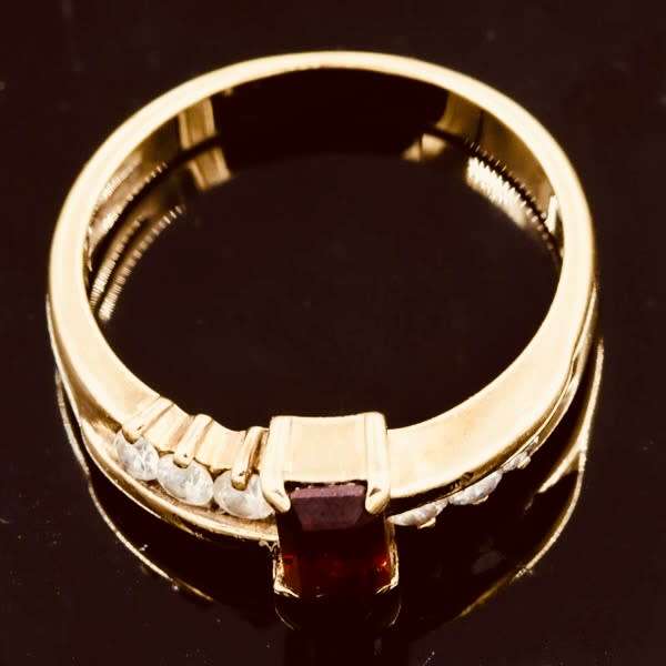 SOLID 9CT YELLOW GOLD GARNET AND CUBIC ZIRCONIA RING WITH R8`500 JEWELLER EVALUATION CERT