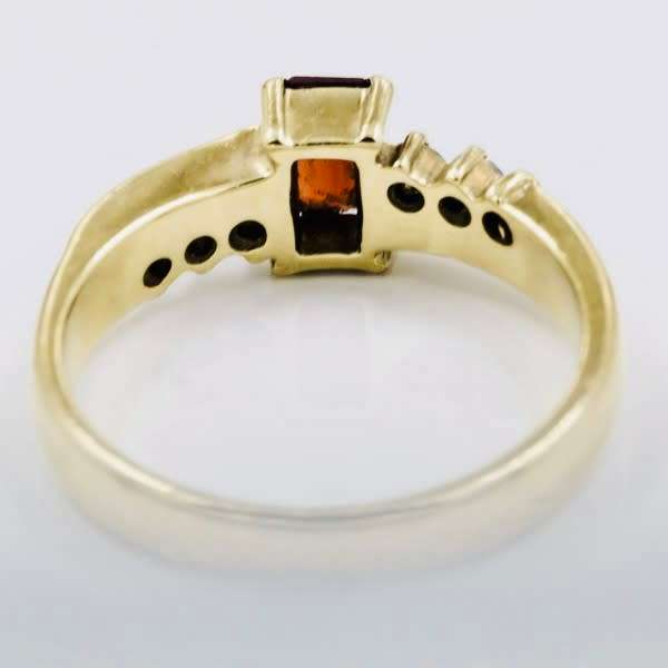 SOLID 9CT YELLOW GOLD GARNET AND CUBIC ZIRCONIA RING WITH R8`500 JEWELLER EVALUATION CERT