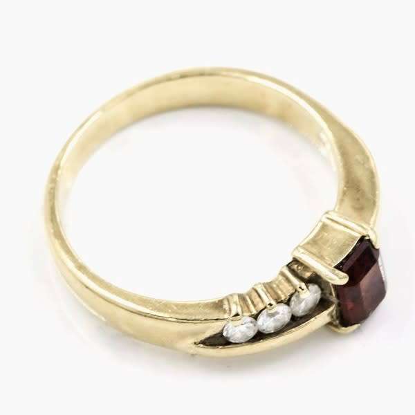 SOLID 9CT YELLOW GOLD GARNET AND CUBIC ZIRCONIA RING WITH R8`500 JEWELLER EVALUATION CERT