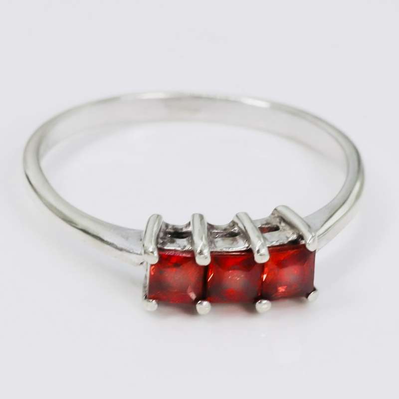 9ct WHITE GOLD ENGLISH NATURAL GARNET TRILOGY RING. HALLMARKED