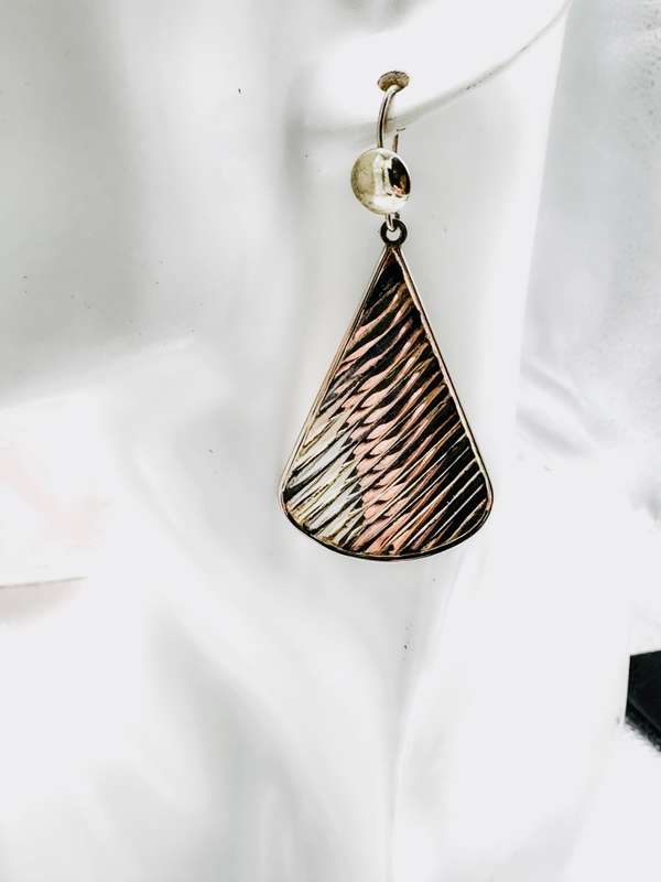 VINTAGE STERLING SILVER DROP N DANGLE EARRINGS WITH TACTILE RIDGED DESIGN