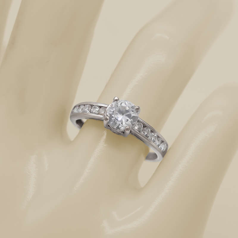 ELEGANT 9CT WHITE GOLD RING ENGLISH HALLMARK CUBIC ZIRCONIA RING W/ *JEWELLER EVALUATION R6`800 *