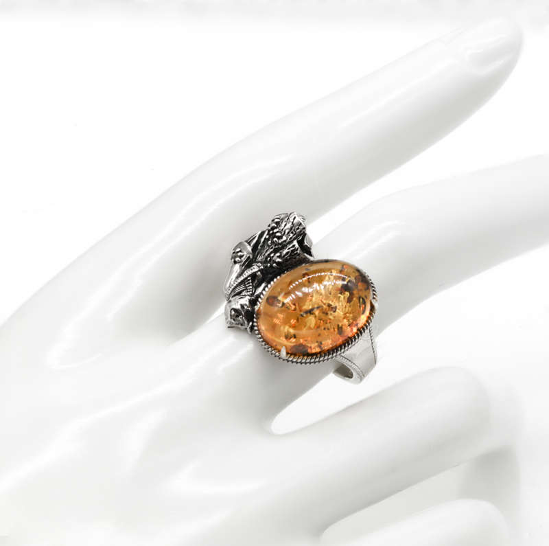 HANDCRAFTED NATURAL BALTIC AMBER STERLING SILVER RING WITH JAPANESE KIMONO CAT DESIGN FEATURE