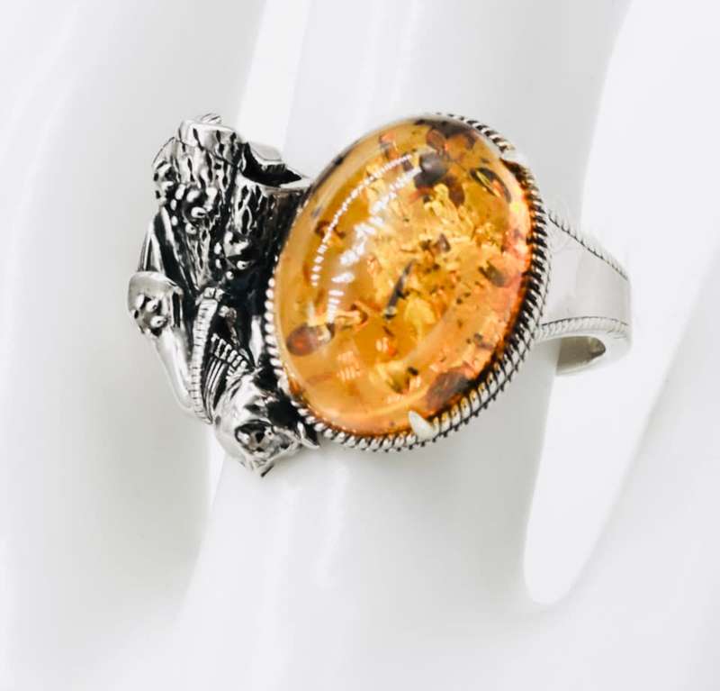 HANDCRAFTED NATURAL BALTIC AMBER STERLING SILVER RING WITH JAPANESE KIMONO CAT DESIGN FEATURE