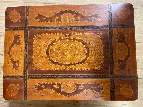 INLAID MUSICAL JEWELRY BOX.