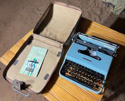 VINTAGE OLIVETTI LETTERA 22 PORTABLE TYPEWRITER