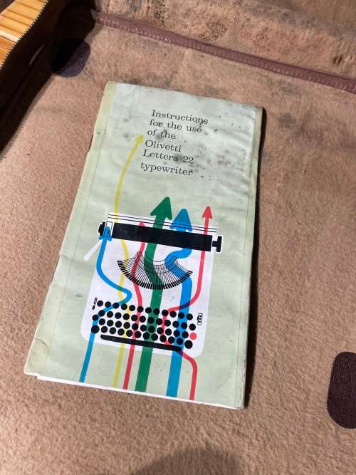 VINTAGE OLIVETTI LETTERA 22 PORTABLE TYPEWRITER
