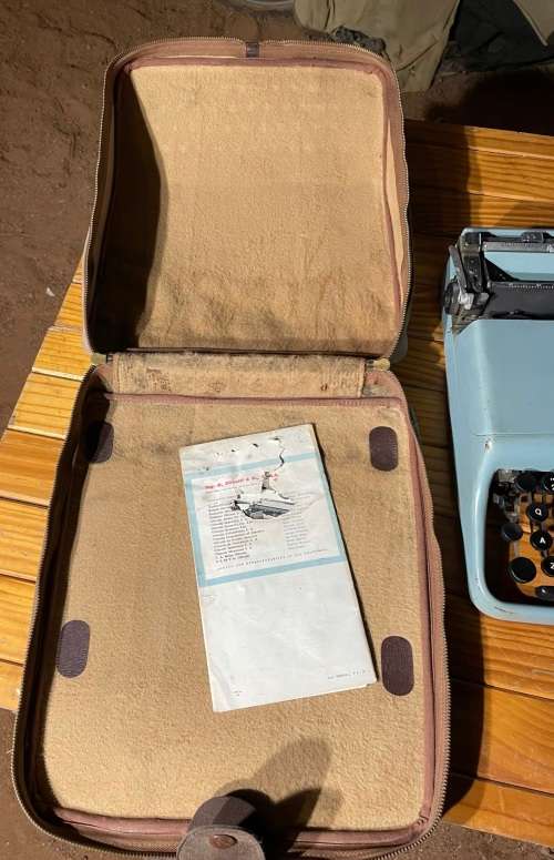 VINTAGE OLIVETTI LETTERA 22 PORTABLE TYPEWRITER