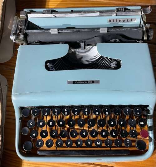 VINTAGE OLIVETTI LETTERA 22 PORTABLE TYPEWRITER