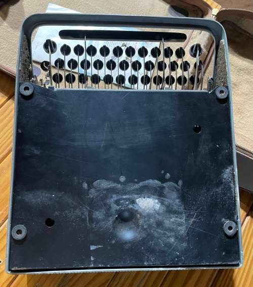 VINTAGE OLIVETTI LETTERA 22 PORTABLE TYPEWRITER