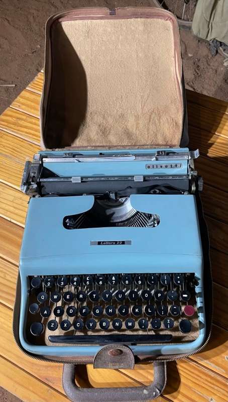 VINTAGE OLIVETTI LETTERA 22 PORTABLE TYPEWRITER