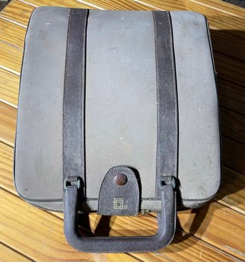 VINTAGE OLIVETTI LETTERA 22 PORTABLE TYPEWRITER