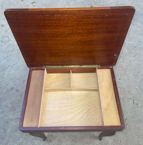 INLAID MUSICAL JEWELRY BOX.