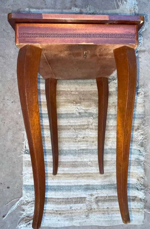 INLAID MUSICAL JEWELRY BOX.