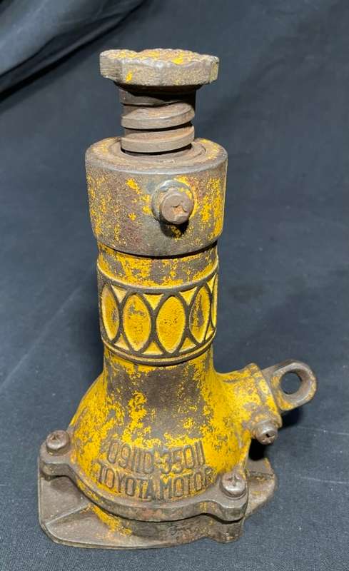 VINTAGE TOYOTA LAND CRUISER MOTOR JACK